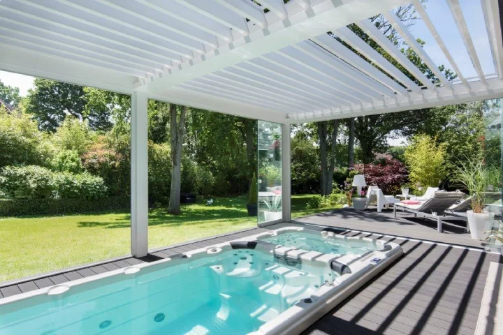 pergola blanche à lame orientable pour spa