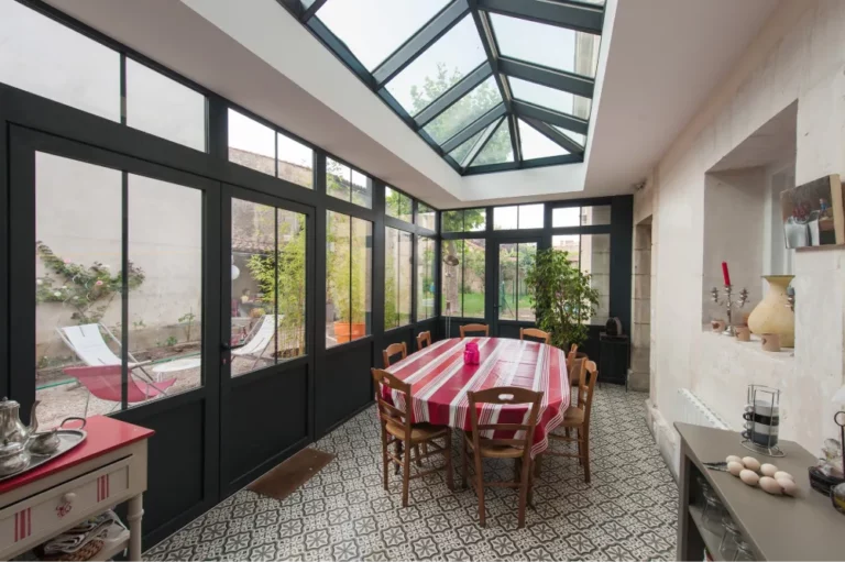 intérieur véranda avec tale à manger