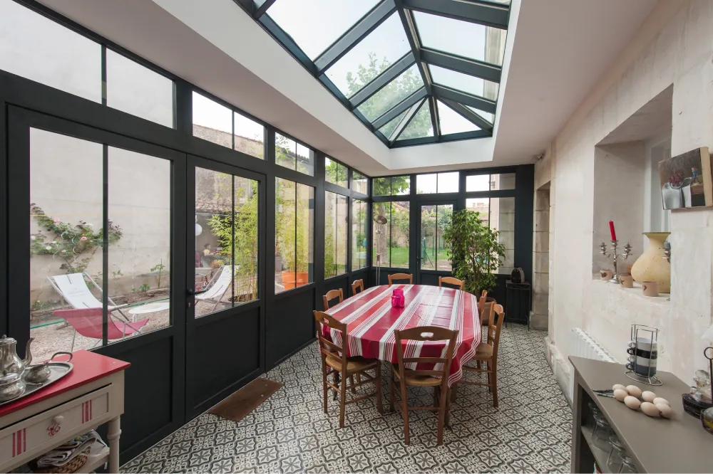 intérieur véranda avec tale à manger