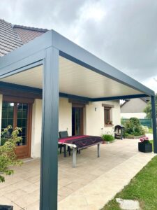 Pergola bioclimatique adossée sur terrasse à St Jacques sur Darnétal